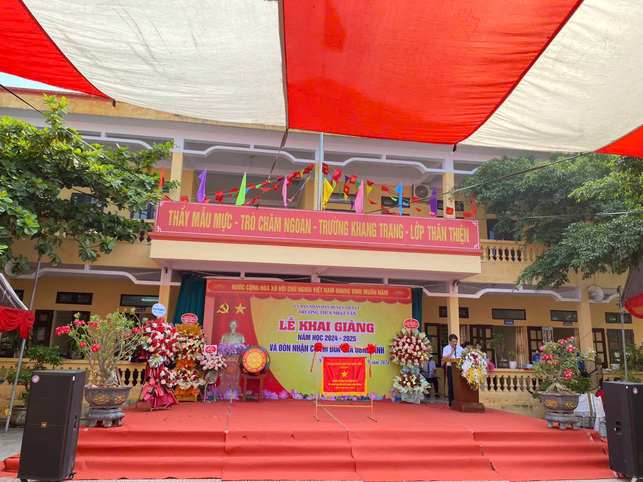 Khai giảng năm học 2024 - 2025 và đón nhận cờ thi đua của UBND tỉnh